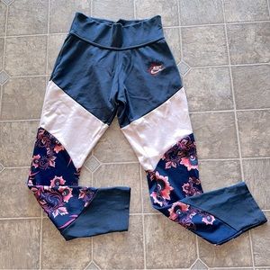 Nike Sportswear Essential Floral Printed Legging Women's Blue/Pink Medium